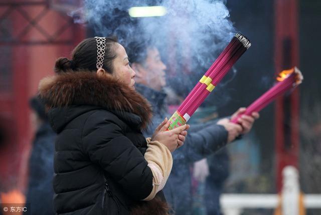 马上过年了,大年初一烧香烧几根才好呢?老农说烧香根数不一样