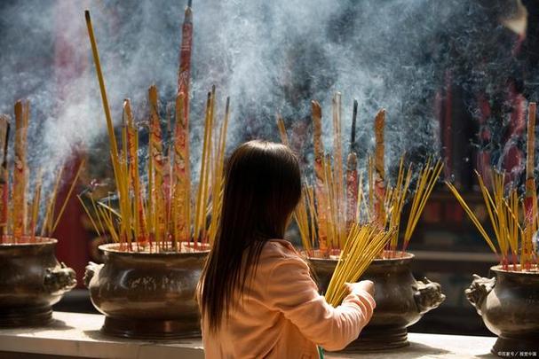 上班和上进之间选择了上香,为何那么多年轻人喜欢去寺庙了?