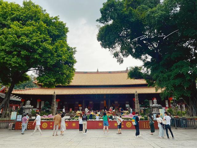 广州市中心有一座著名寺庙,游客都不烧香拜佛,而是用鲜花来献佛