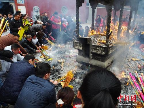 大年初五各地民众烧香拜财神