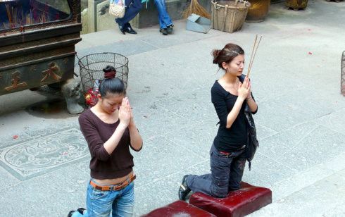 一支敬僧;庙里的垫子中间是给出家人拜佛用的,在家人男人跪拜用左边的