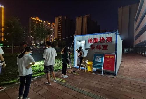 武陟:居民自发排队进行核酸检测