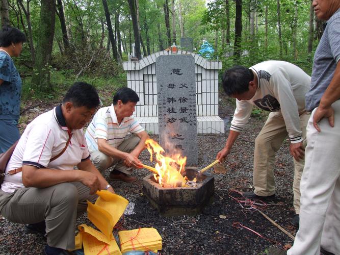 给徐景武韩桂珍夫妇上香烧纸