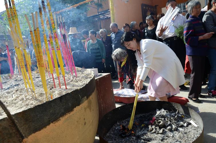 人多的地方或者家里亲戚给你介绍几个吧这样才能成功哦观香看婚姻准吗