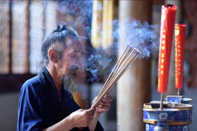 诚心地烧香礼拜,教你正确的上香跪拜礼